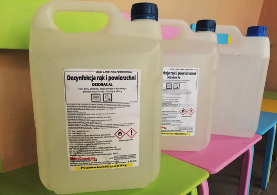 Strażacy pomagają przedszkolakom