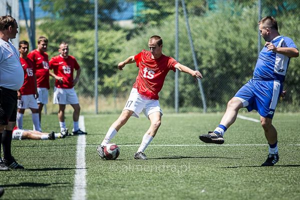 Piłkarscy sędziowie w roli zawodników