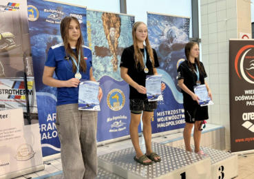 Młodzi pływacy z medalami