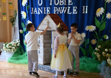 Wierszem i piosenką o papieżu