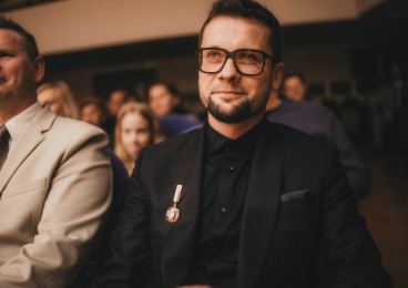 Wiesław Ochwat z prezydenckim medalem i odznaką ministra